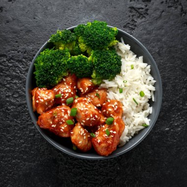 Teriyaki tavuk, haşlanmış brokoli ve basmati pirinç kasede servis