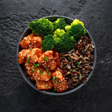 Teriyaki tavuk, haşlanmış brokoli ve yabani pirinç kasede servis