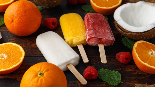 Coco caseiro, laranja, picolés de framboesa, gelado, na mesa de madeira. Comida de verão . — Fotografia de Stock