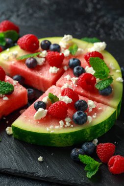 Yaban mersini, ahududu beyaz peynir, nane sulu karpuz pizza. parti gıda