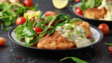 Ekmek kırıntıları tavuk biftek sebze ve mantar ile