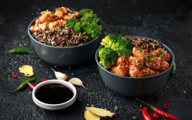 Teriyaki tavuk, haşlanmış brokoli ve yabani pirinç iki Asya kil kase içinde servis