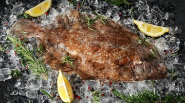 Çiğ limon sole balık buz otlar ve limon dilimleri ile