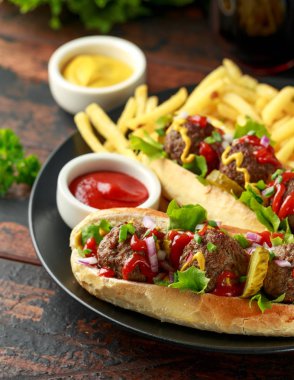 Et topları sosis Fransız patates kızartması, cips, istasyonlu Krinkıl turşusu, ketçap ve hardal kesti. lokanta