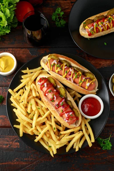 Salsicha frankfurter cachorros-quentes com batatas fritas francesas, pepinos de corte crinkle chips, ketchup e mostarda. fast food — Fotografia de Stock