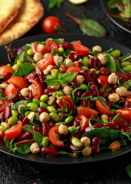Салат из свежих бобов с лепешками и овощами — стоковое фото