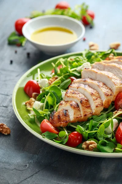 Frischer gegrillter Hühnersalat mit Tomaten, Feta-Käse und Gemüse — Stockfoto