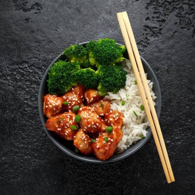 Teriyaki tavuk, buharda brokoli ve Basmati Pirinç Chopsticks ile kase servis