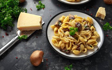 Mantar, kremsi sos, parmesan peyniri ve otlar ile Conchiglie makarna