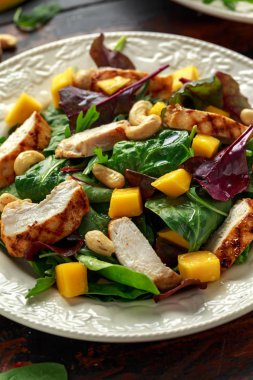 Izgara tavuk Mango Salatası ile fındık ve sebze. Sağlıklı gıda.