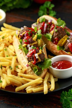 Et topları sosis Fransız patates kızartması, cips, istasyonlu Krinkıl turşusu, ketçap ve hardal kesti. lokanta