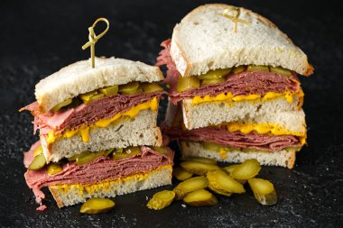 New York pastrami, turşusu ve ekşi hamur ekmek Şarküteri sandviç