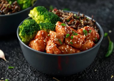 Teriyaki tavuk, haşlanmış brokoli ve yabani pirinç iki Asya kil kase içinde servis