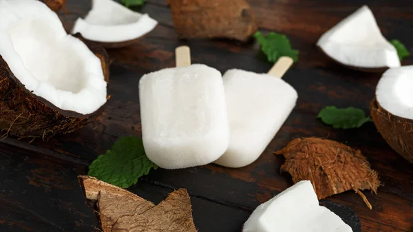 Paletas de coco caseras, helado, sobre mesa de madera. Comida de verano . —  Fotos de Stock