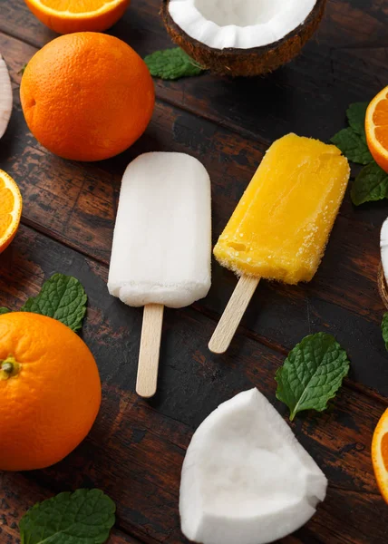 Coco casero, paletas de naranja, helado, sobre mesa de madera. Comida de verano . —  Fotos de Stock