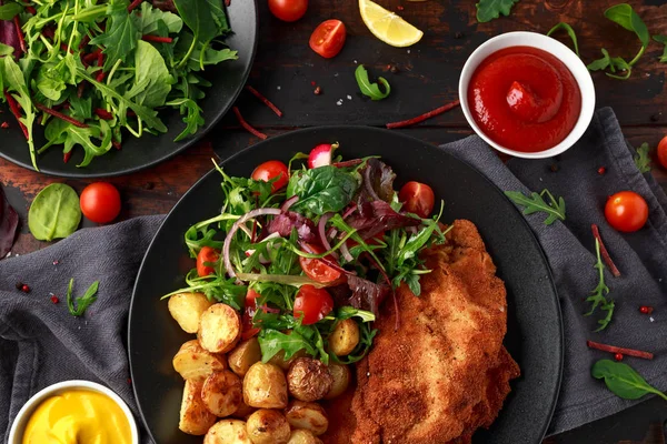 Schnitzel de porc pané maison avec pommes de terre rôties et légumes — Photo