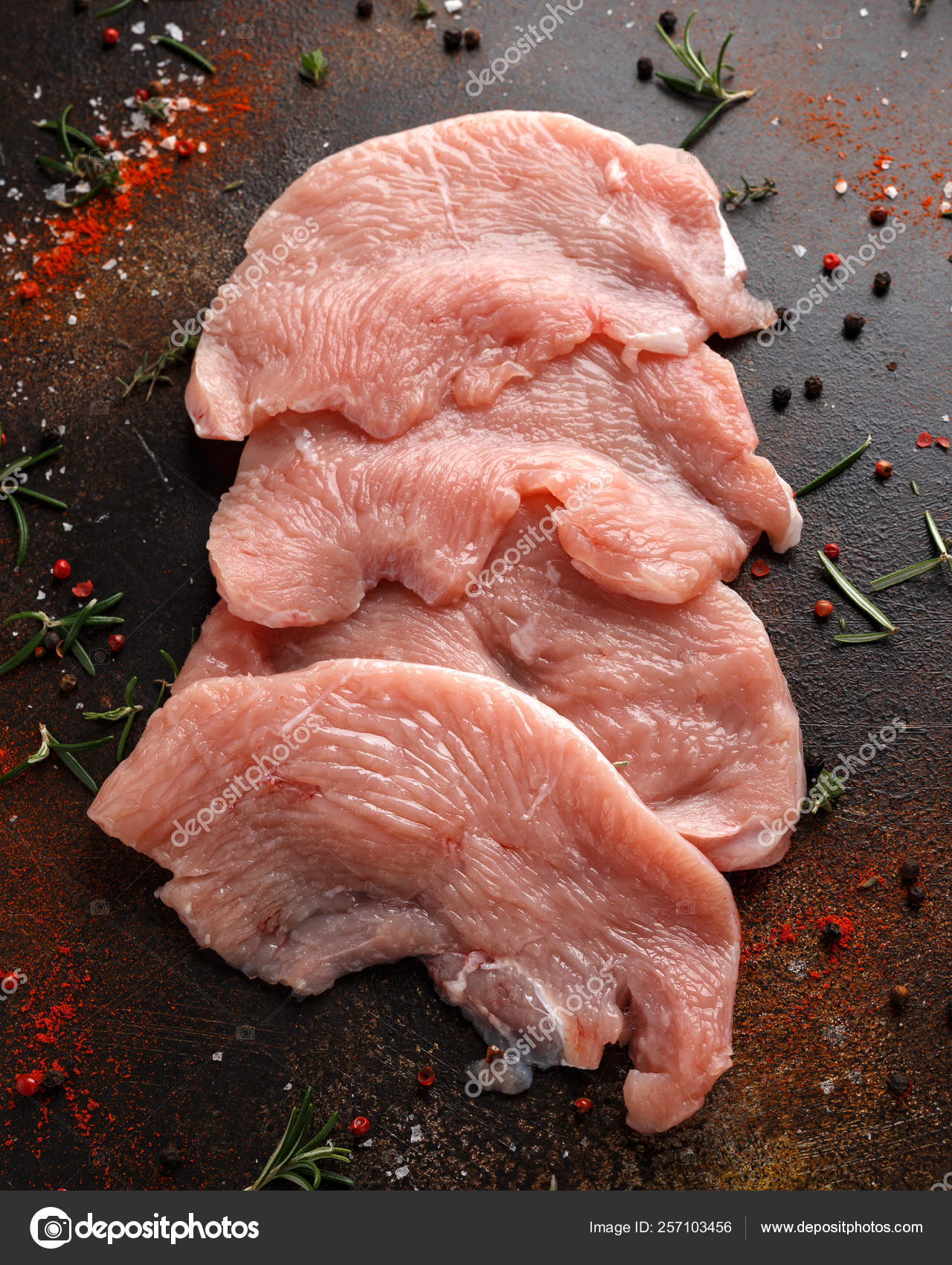 Bifes de peito de peru magro cru com ervas e especiarias em fundo rústico —  Foto © funandrejs@gmail.com #257103456, image size:1280x1700