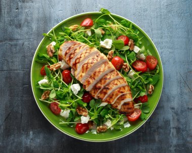 Taze ızgara tavuk salata domates, beyaz peynir