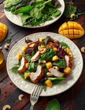 Izgara tavuk Mango Salatası ile fındık ve sebze. Sağlıklı gıda.