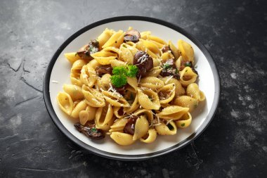 Mantar, kremsi sos, parmesan peyniri ve otlar ile Conchiglie makarna