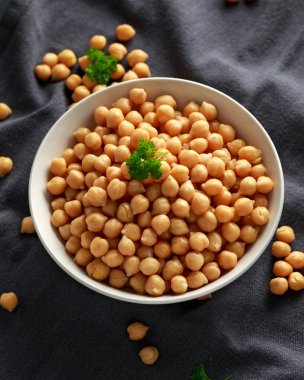 Beyaz kasede taze çiğ nohut. Sağlıklı gıda