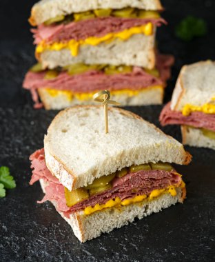 New York pastrami, turşusu ve ekşi hamur ekmek Şarküteri sandviç