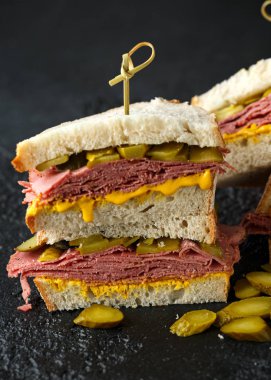 New York pastrami, turşusu ve ekşi hamur ekmek Şarküteri sandviç