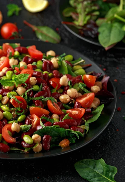 Салат из свежих бобов с лепешками и овощами — стоковое фото