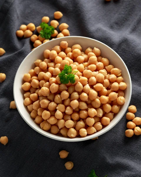 Fresh raw chickpeas in white bowl. Healthy food — Stock Photo, Image