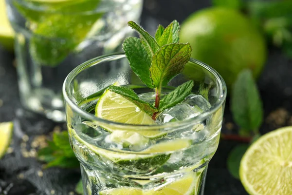 Cocktail Mojito con rum, lime e menta in vetro. Bevanda fredda estiva con ghiaccio — Foto Stock