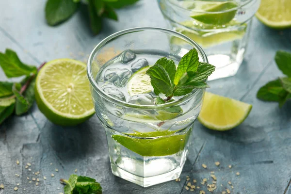 Cocktail Mojito con rum, lime e menta in vetro. Bevanda fredda estiva con ghiaccio — Foto Stock