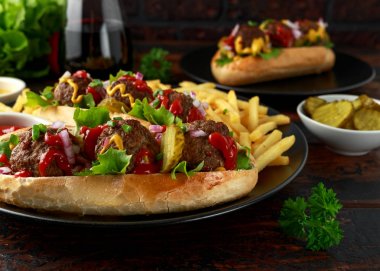 Et topları sosis Fransız patates kızartması, cips, istasyonlu Krinkıl turşusu, ketçap ve hardal kesti. lokanta