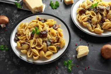 Mantar, kremsi sos, parmesan peyniri ve otlar ile Conchiglie makarna