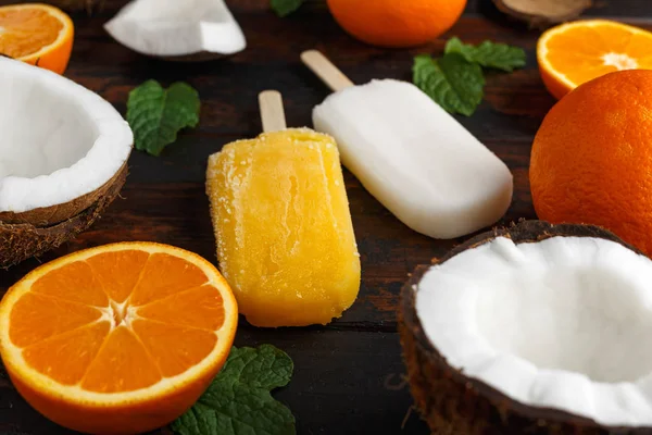 Coco caseiro, picolés de laranja, gelado, na mesa de madeira. Comida de verão . — Fotografia de Stock