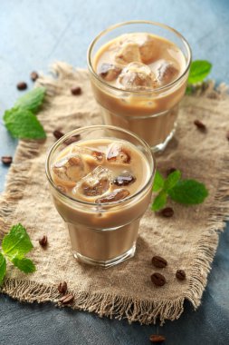 soğuk süt ile bir bardak buzlu latte kahve. Yaz içkisi