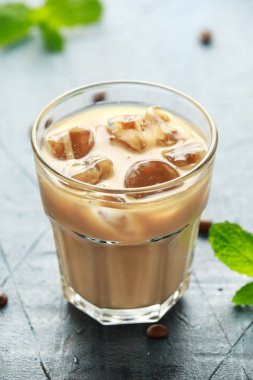 soğuk süt ile bir bardak buzlu latte kahve. Yaz içkisi