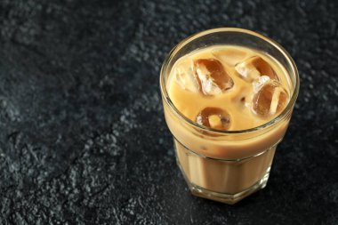 soğuk süt ile bir bardak buzlu karamel kahve. Yaz içkisi