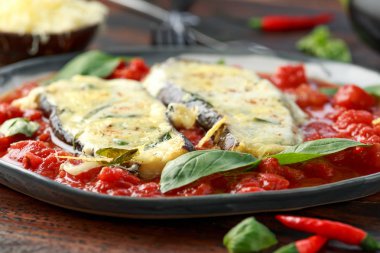 Izgara patlıcan, patlıcan, düşen domates üzerinde parmesan peyniri kabuk ile tepesinde. Vejetaryen pizza versiyonu