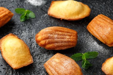 Madeleine Fransız küçük pasta, rustik arka plan üzerinde çerezleri kabuk