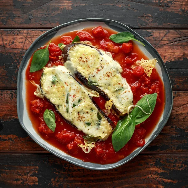 Izgara patlıcan, patlıcan, düşen domates üzerinde parmesan peyniri kabuk ile tepesinde. Vejetaryen pizza versiyonu — Stok fotoğraf