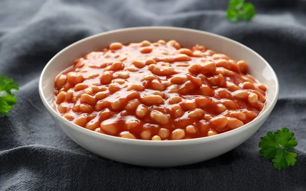 Baked beans in tomato sauce in white bowl — Stock Photo, Image