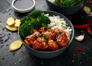 Teriyaki tavuk, haşlanmış brokoli ve basmati pirinç iki Asya kil kase içinde servis