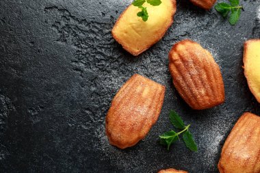 Madeleine Fransız küçük pasta, rustik arka plan üzerinde çerezleri kabuk
