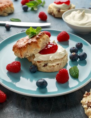 Pıhtılaşmış krema, çilek reçeli ve diğer meyve ile Klasik İngiliz çörekler