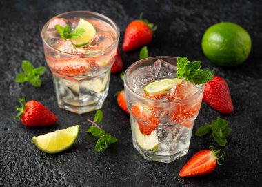 Çilek Mojito kokteyl rom, kireç ve cam nane ile. Buz ile yaz soğuk içecek