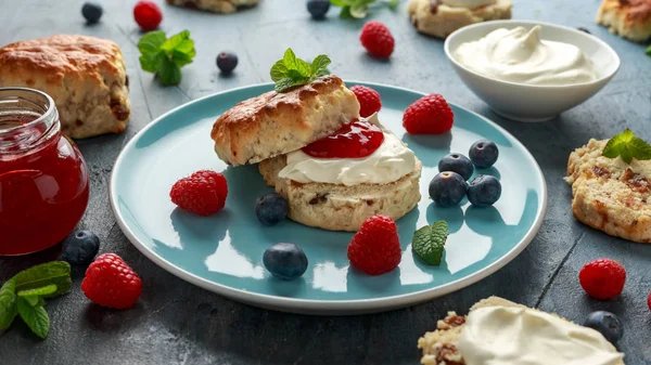 Klassieke Engelse scones met clotted cream Cream, aardbeien jam en andere vruchten — Stockfoto