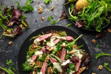 Armut, ceviz ve yeşillik sebze ve mavi peynir sosu ile ızgara Beef Steak salata. sağlıklı gıda.