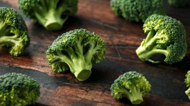 Rustik ahşap masa üzerinde Sağlıklı Yeşil ham Brokoli.