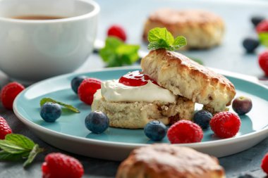 Pıhtılaşmış krema, çilek reçeli, İngiliz Çay ve diğer meyve ile Klasik çörekler