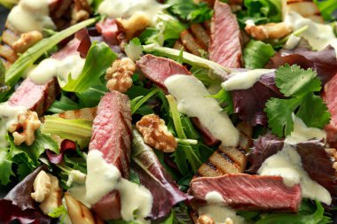 Armut, ceviz ve yeşillik sebze ve mavi peynir sosu ile ızgara Beef Steak salata. sağlıklı gıda.
